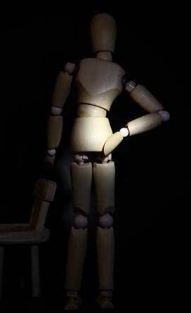 腰を抑えるデッサン人形の写真